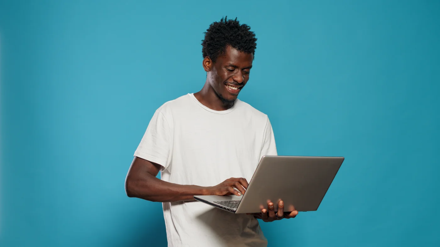 Illustration d’un homme utilisant un ordinateur portable