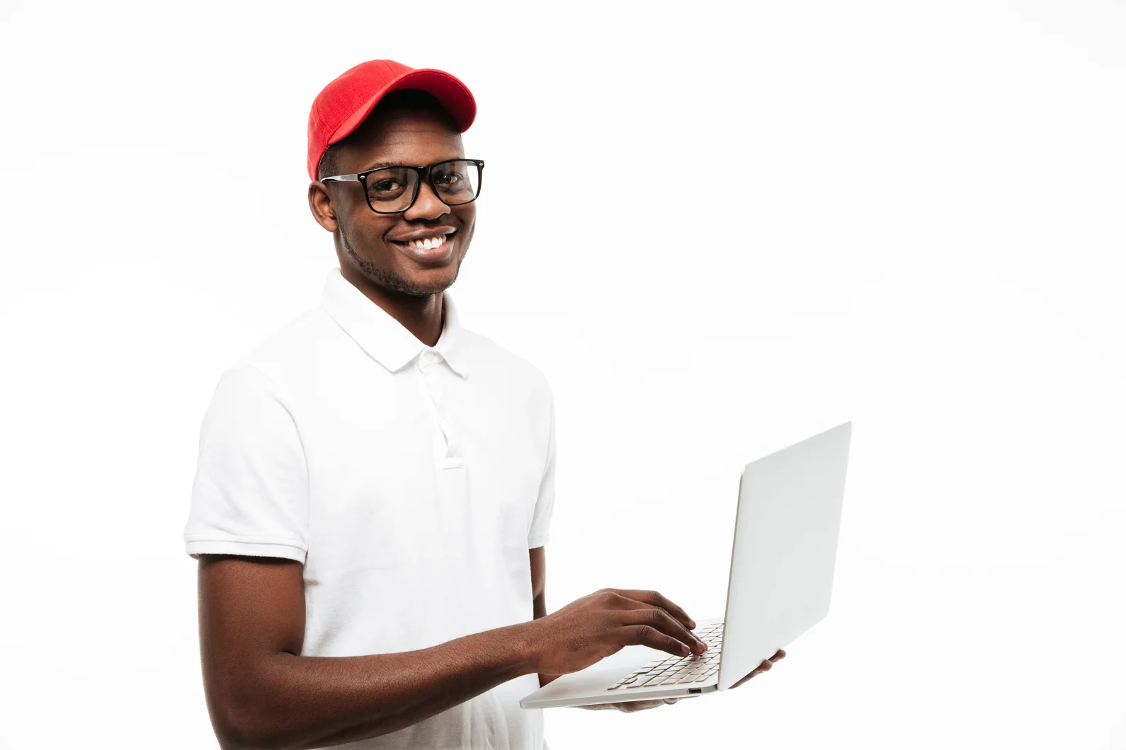 Illustration d’un jeune homme avec une casquette utilisant un ordinateur portable